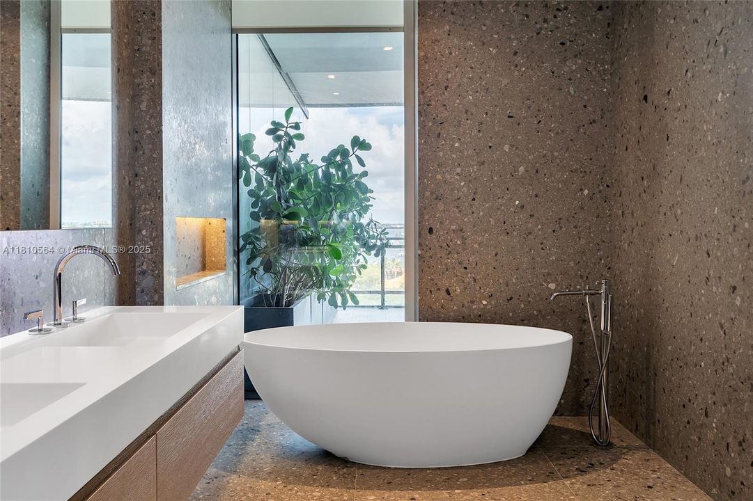 Recently Sold: $4,250,000 (2 beds, 2 baths, 1522 Square Feet)