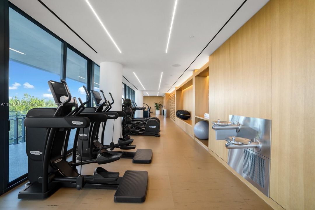 Recently Sold: $4,250,000 (2 beds, 2 baths, 1522 Square Feet)