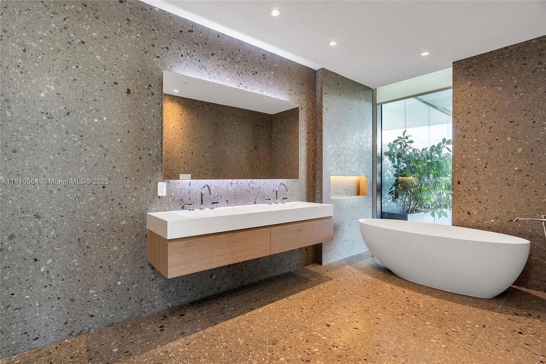 Recently Sold: $4,250,000 (2 beds, 2 baths, 1522 Square Feet)