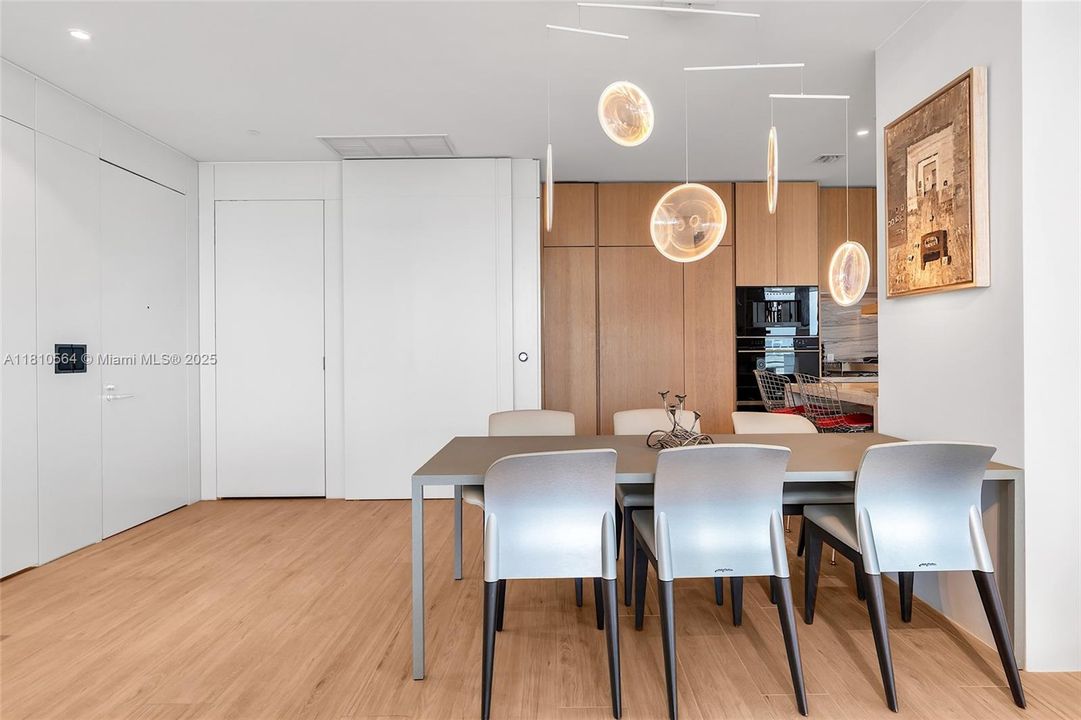 Recently Sold: $4,250,000 (2 beds, 2 baths, 1522 Square Feet)