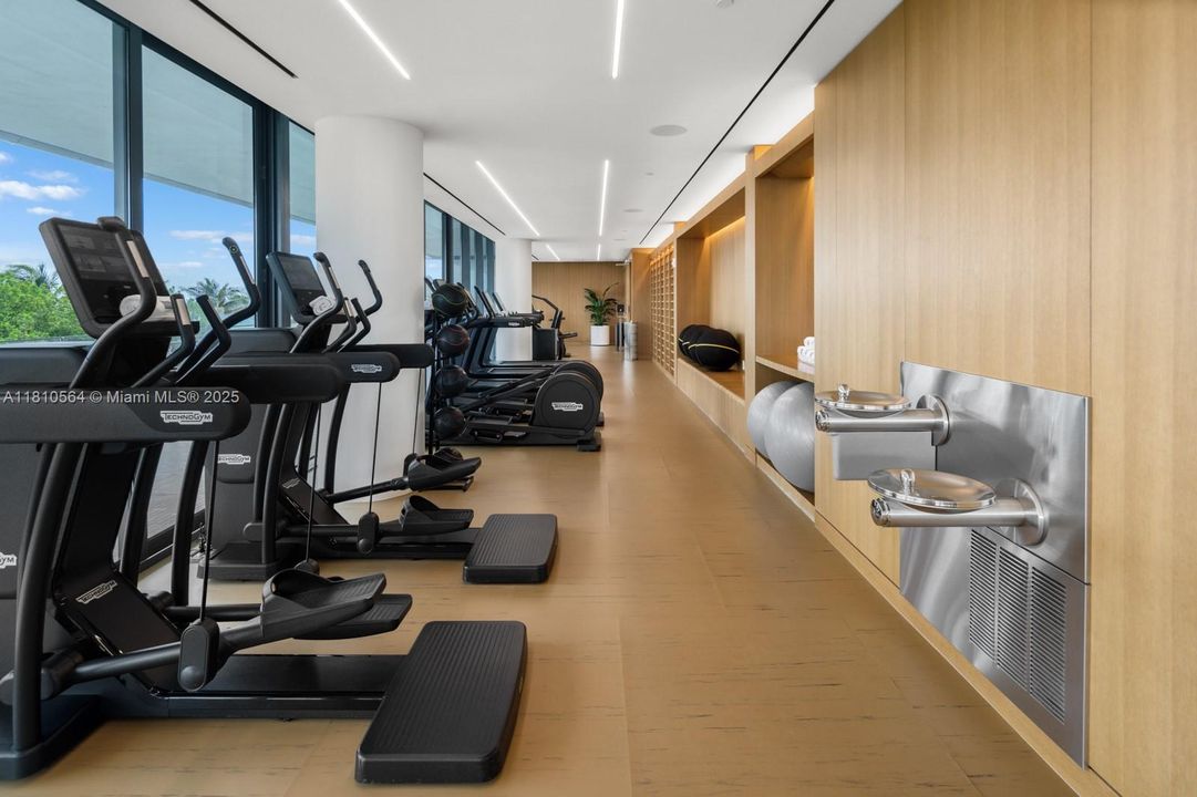 Recently Sold: $4,250,000 (2 beds, 2 baths, 1522 Square Feet)