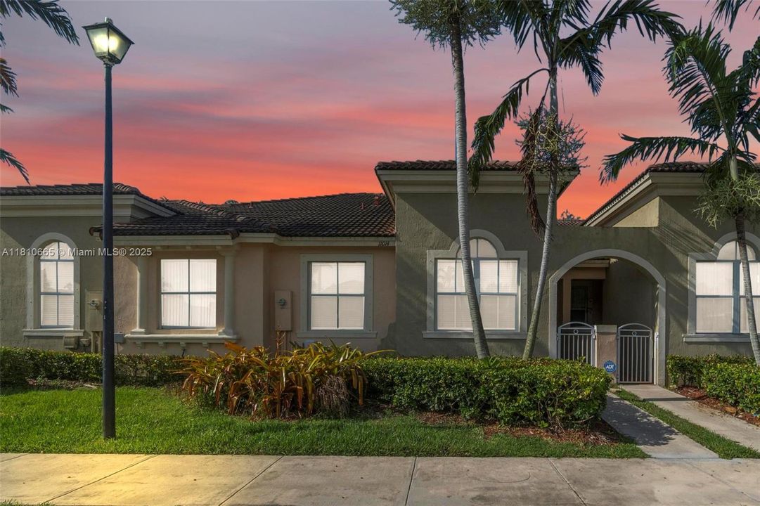 Active With Contract: $355,000 (3 beds, 2 baths, 1216 Square Feet)