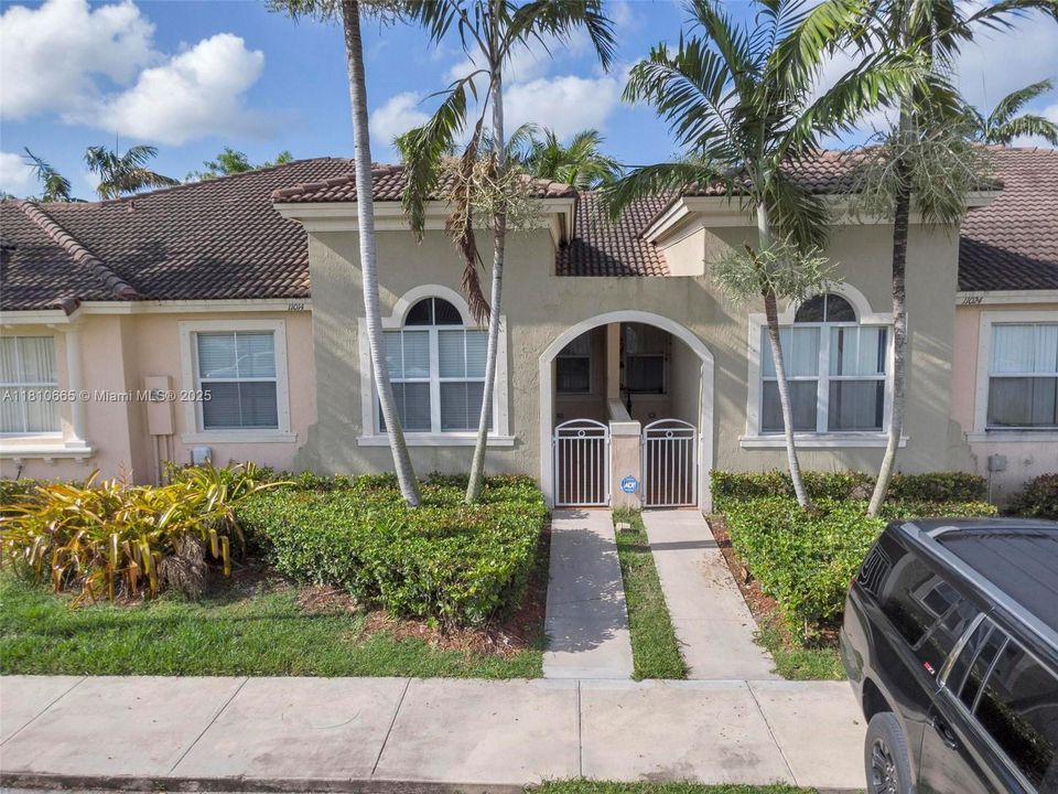 Active With Contract: $355,000 (3 beds, 2 baths, 1216 Square Feet)