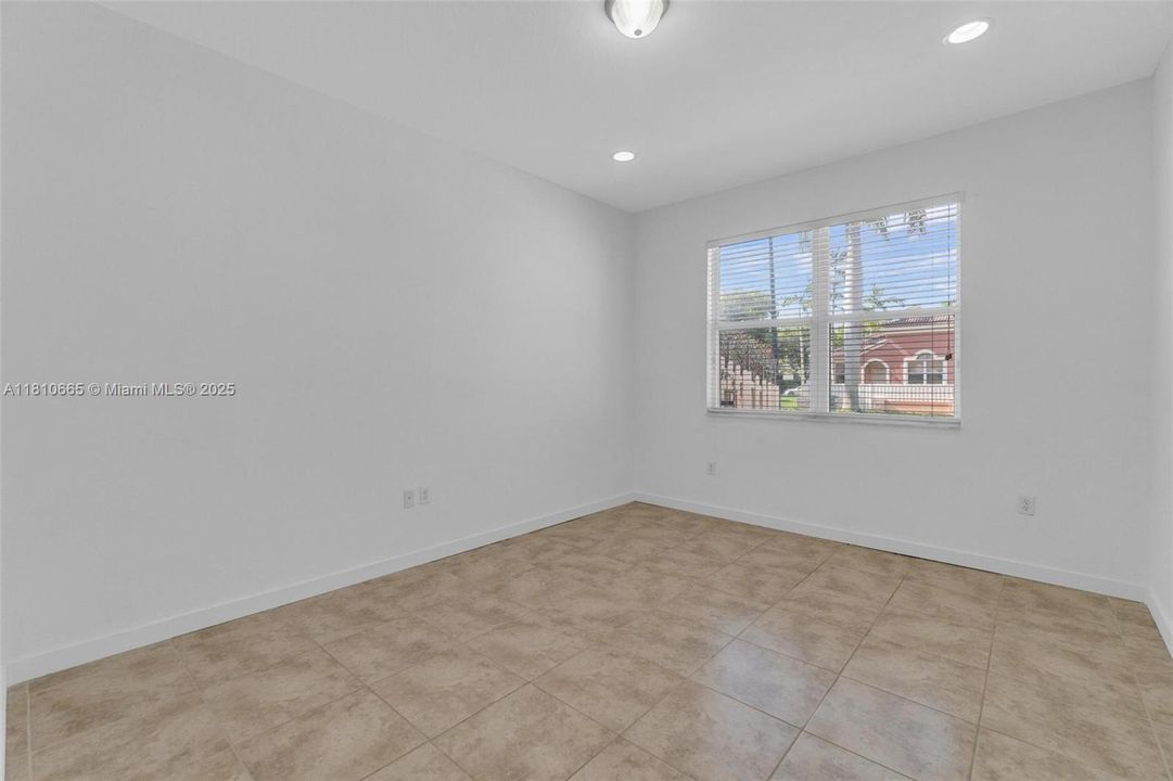 Active With Contract: $355,000 (3 beds, 2 baths, 1216 Square Feet)