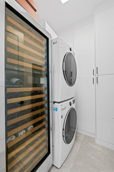 Active With Contract: $1,975,000 (3 beds, 2 baths, 1900 Square Feet)