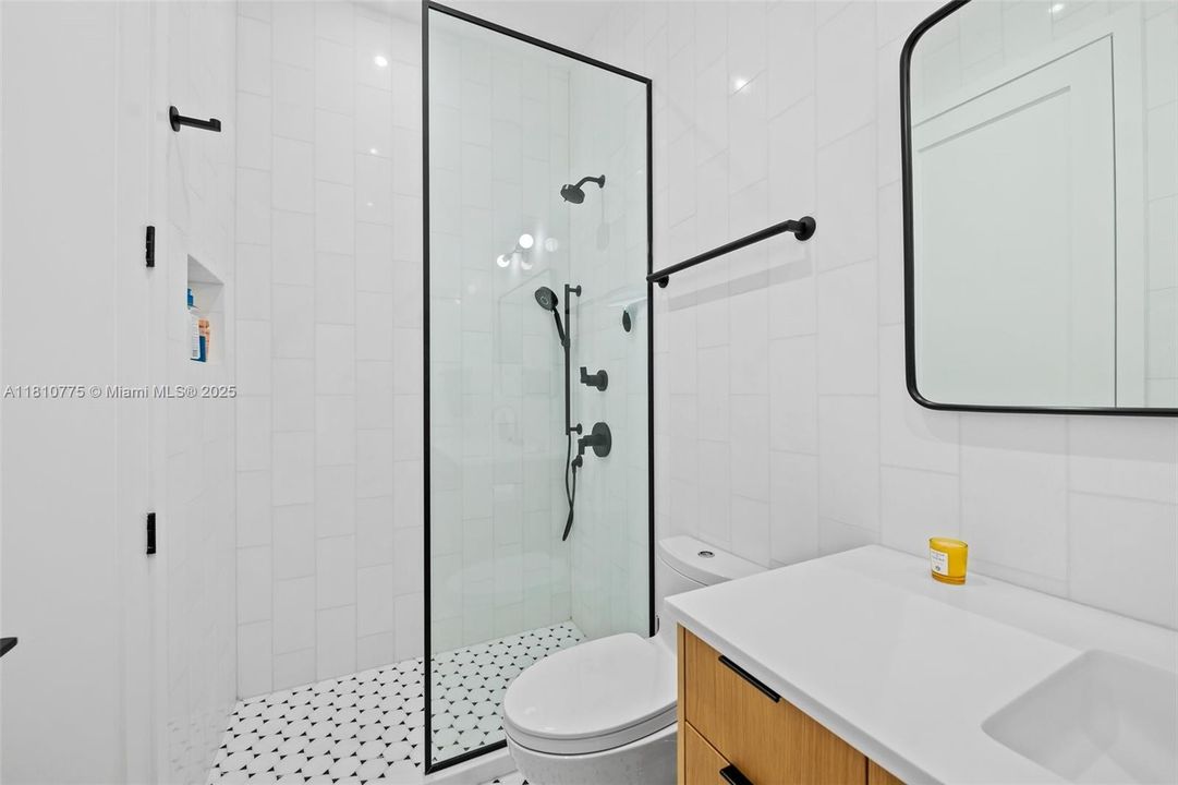 Active With Contract: $1,975,000 (3 beds, 2 baths, 1900 Square Feet)