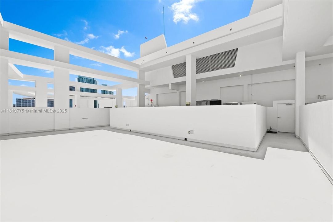 Active With Contract: $1,975,000 (3 beds, 2 baths, 1900 Square Feet)