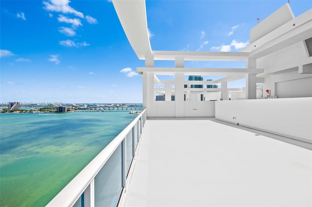 Active With Contract: $1,975,000 (3 beds, 2 baths, 1900 Square Feet)