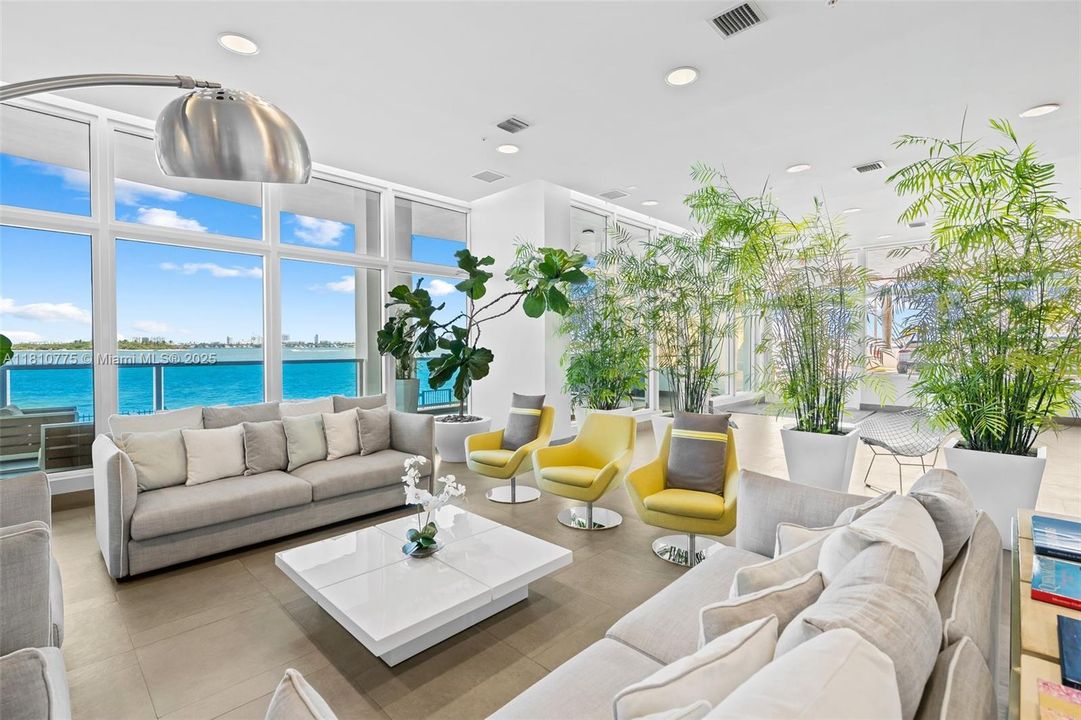 Active With Contract: $1,975,000 (3 beds, 2 baths, 1900 Square Feet)