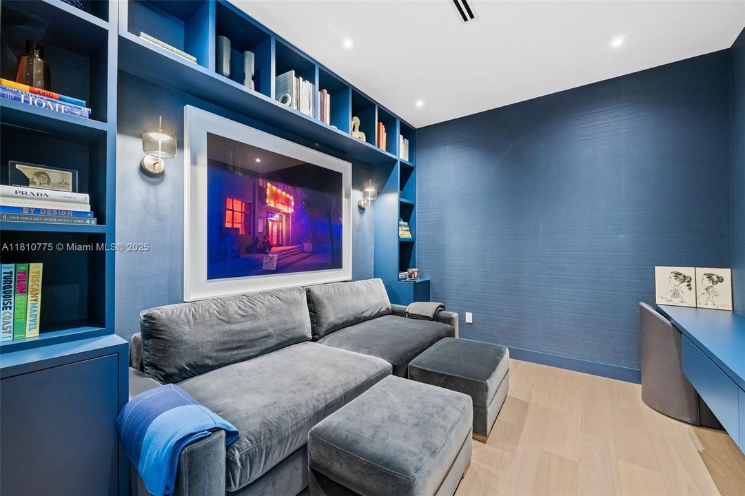 Active With Contract: $1,975,000 (3 beds, 2 baths, 1900 Square Feet)