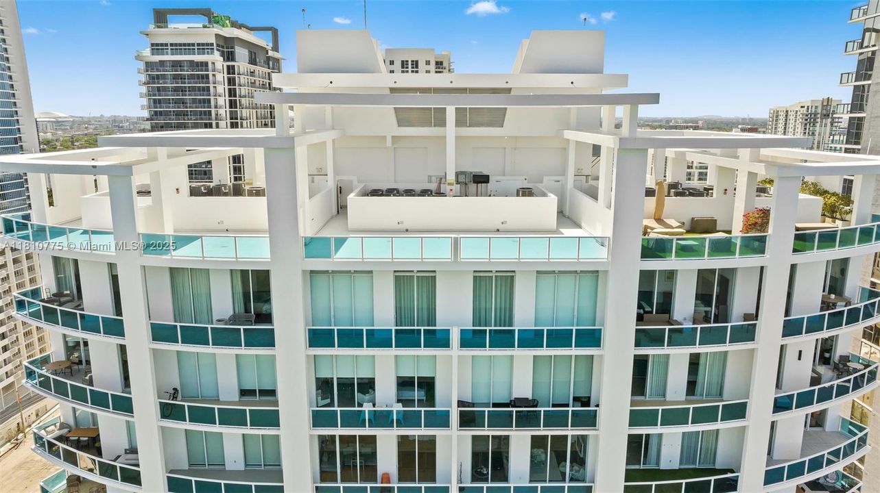 Active With Contract: $1,975,000 (3 beds, 2 baths, 1900 Square Feet)