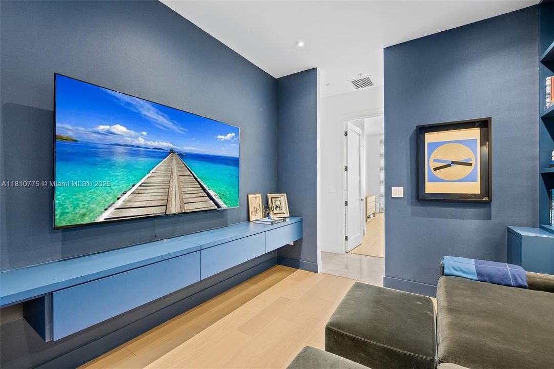 Active With Contract: $1,975,000 (3 beds, 2 baths, 1900 Square Feet)