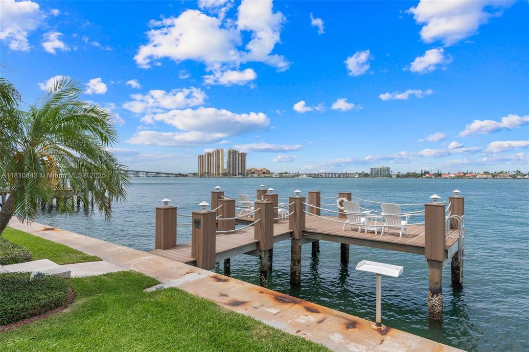 最近售出: $5,950,000 (4 贝兹, 3 浴室, 3284 平方英尺)