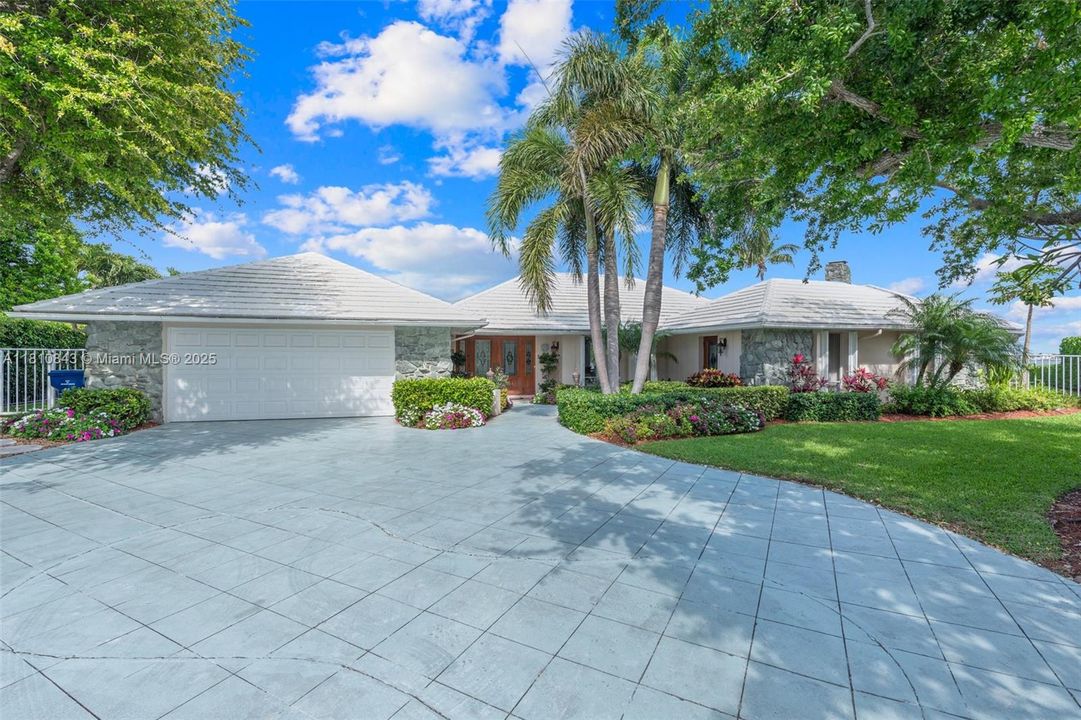 最近售出: $5,950,000 (4 贝兹, 3 浴室, 3284 平方英尺)