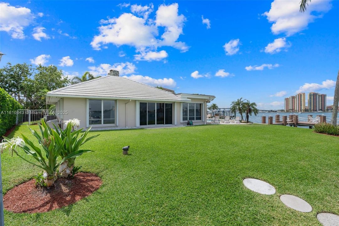 最近售出: $5,950,000 (4 贝兹, 3 浴室, 3284 平方英尺)