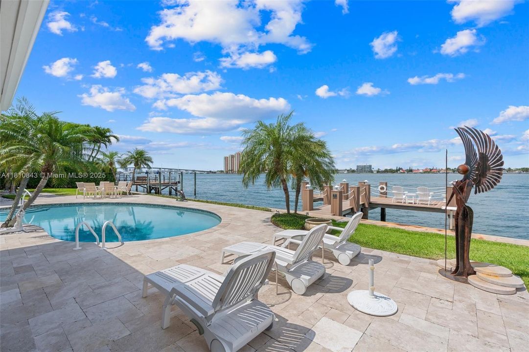 最近售出: $5,950,000 (4 贝兹, 3 浴室, 3284 平方英尺)