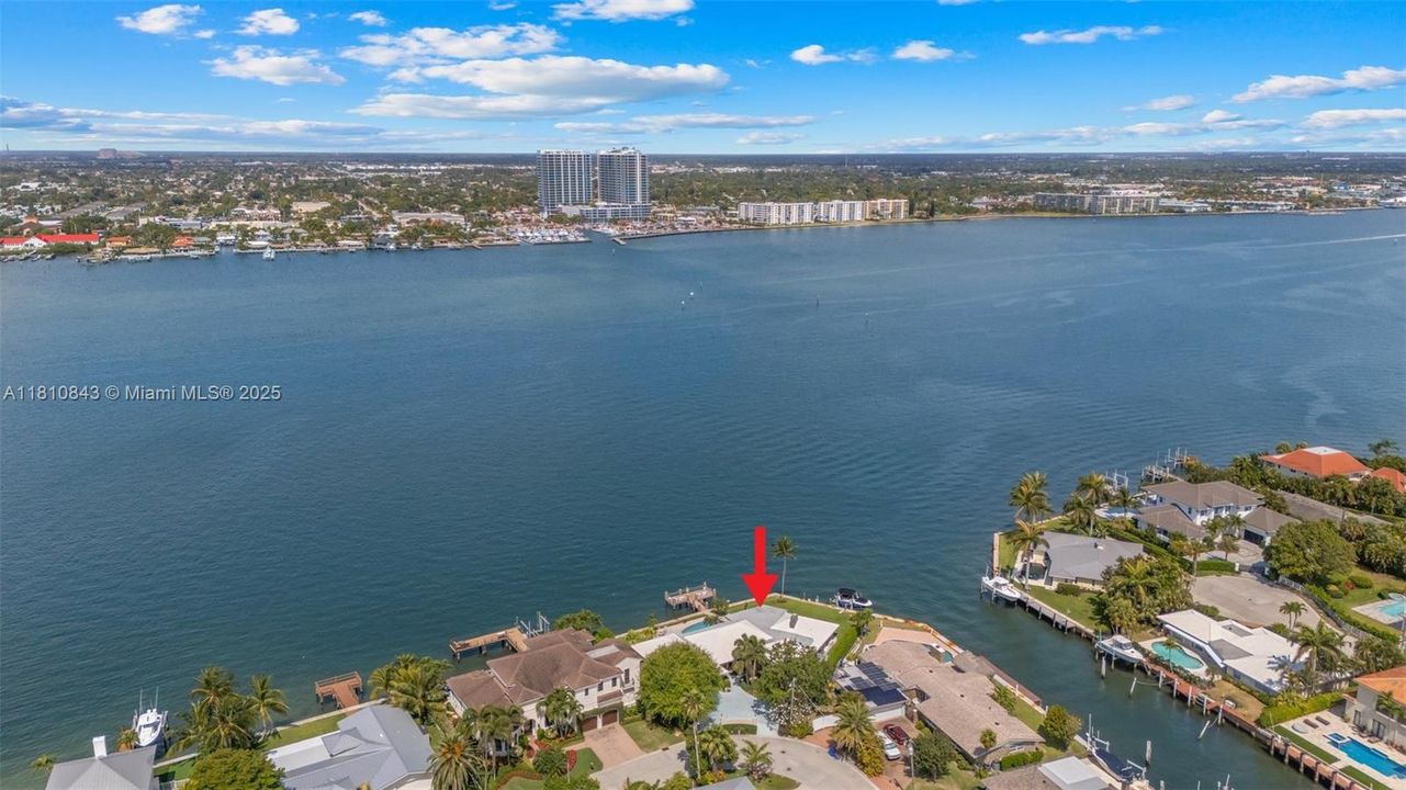 最近售出: $5,950,000 (4 贝兹, 3 浴室, 3284 平方英尺)