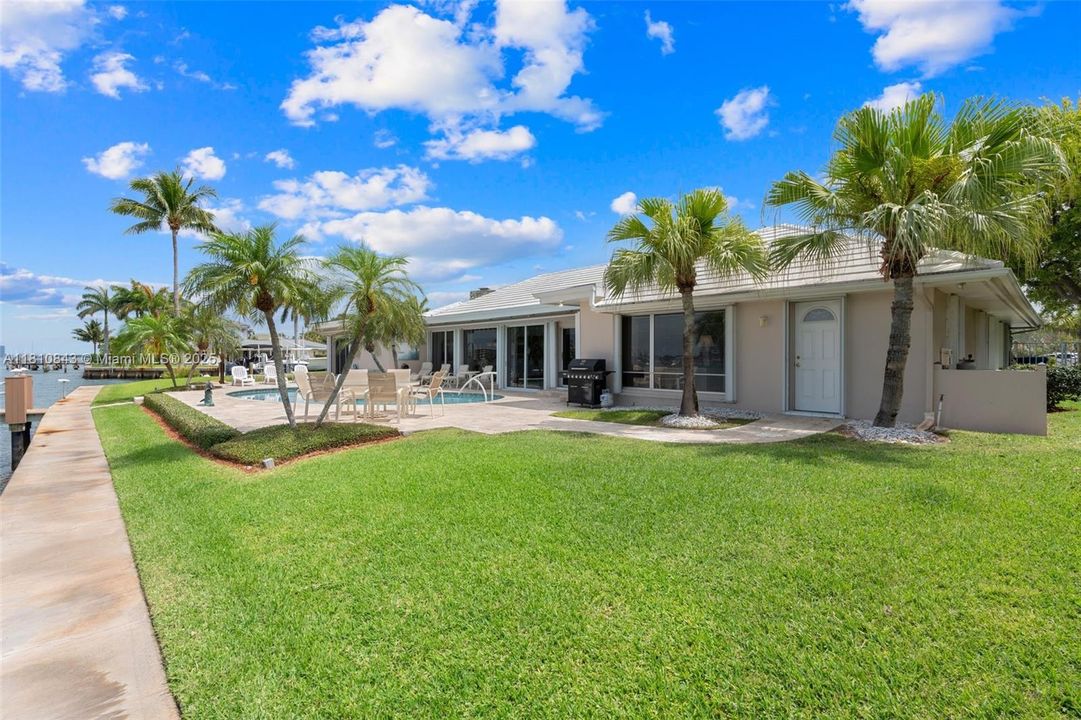 最近售出: $5,950,000 (4 贝兹, 3 浴室, 3284 平方英尺)