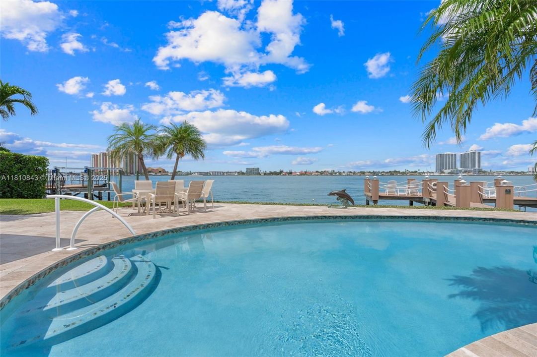 最近售出: $5,950,000 (4 贝兹, 3 浴室, 3284 平方英尺)