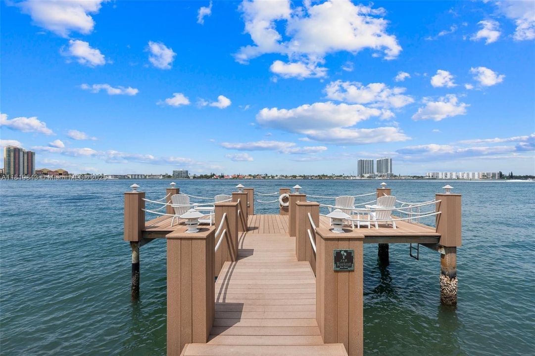 最近售出: $5,950,000 (4 贝兹, 3 浴室, 3284 平方英尺)