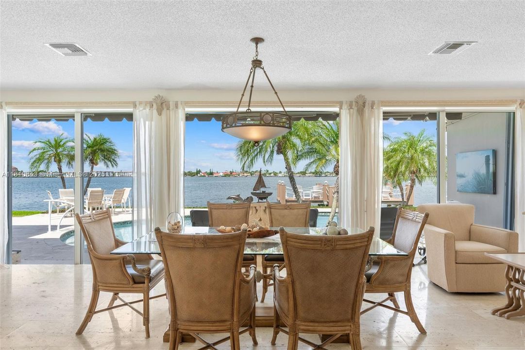 最近售出: $5,950,000 (4 贝兹, 3 浴室, 3284 平方英尺)