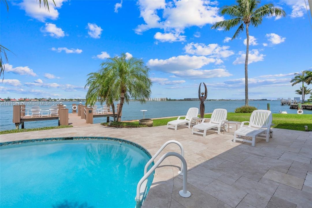 最近售出: $5,950,000 (4 贝兹, 3 浴室, 3284 平方英尺)