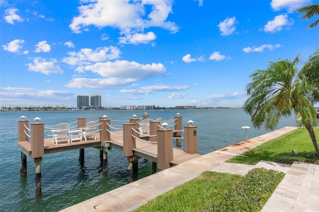 最近售出: $5,950,000 (4 贝兹, 3 浴室, 3284 平方英尺)