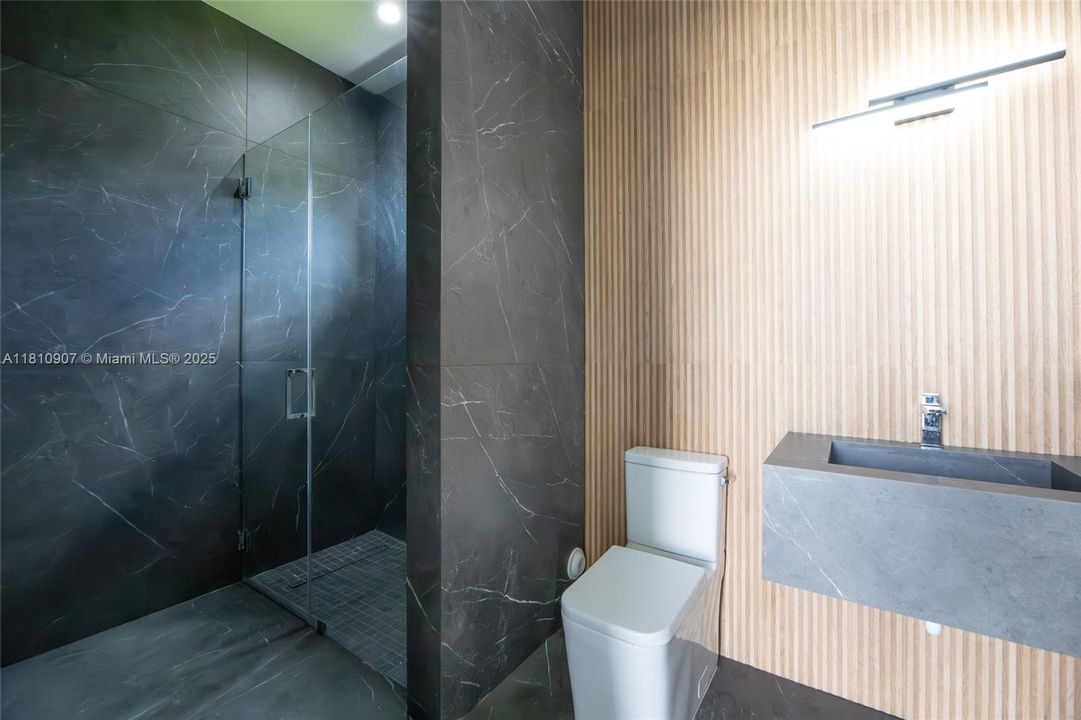 Full Bathroom / Pool access