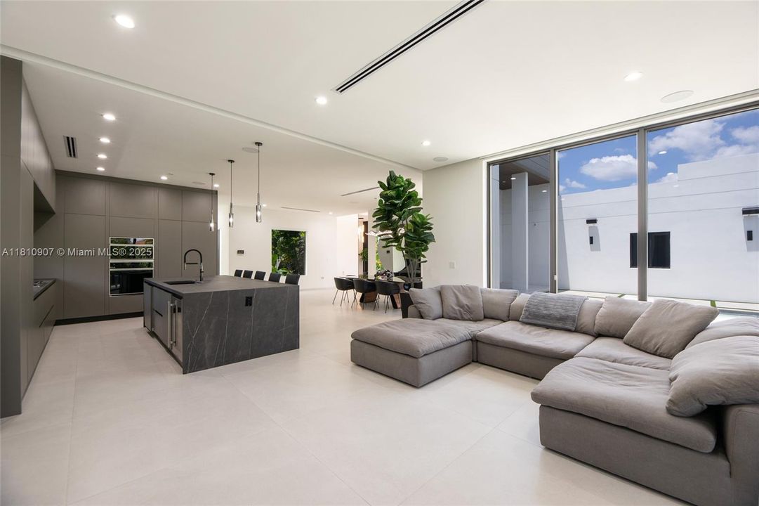 最近售出: $2,995,000 (5 贝兹, 5 浴室, 4269 平方英尺)