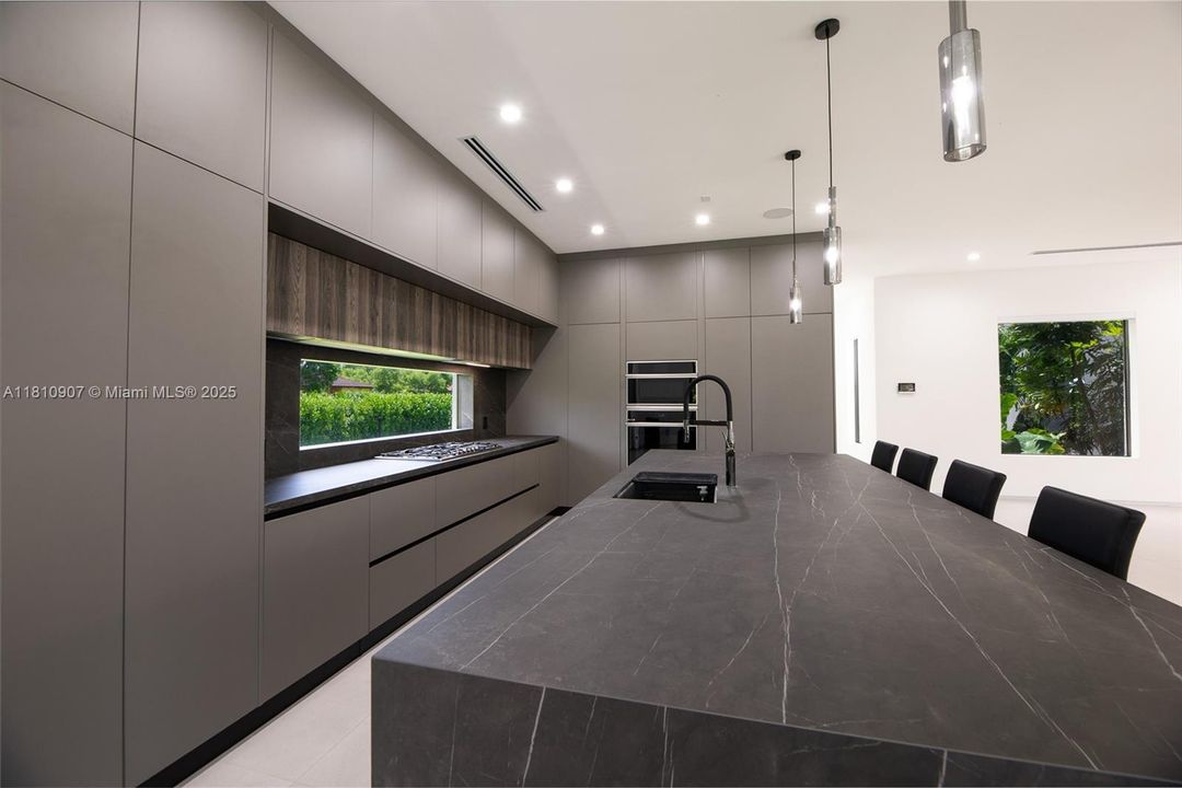 最近售出: $2,995,000 (5 贝兹, 5 浴室, 4269 平方英尺)