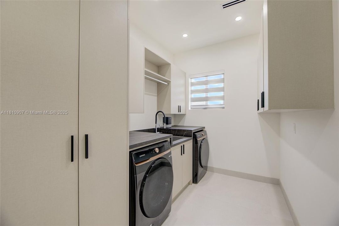 最近售出: $2,995,000 (5 贝兹, 5 浴室, 4269 平方英尺)