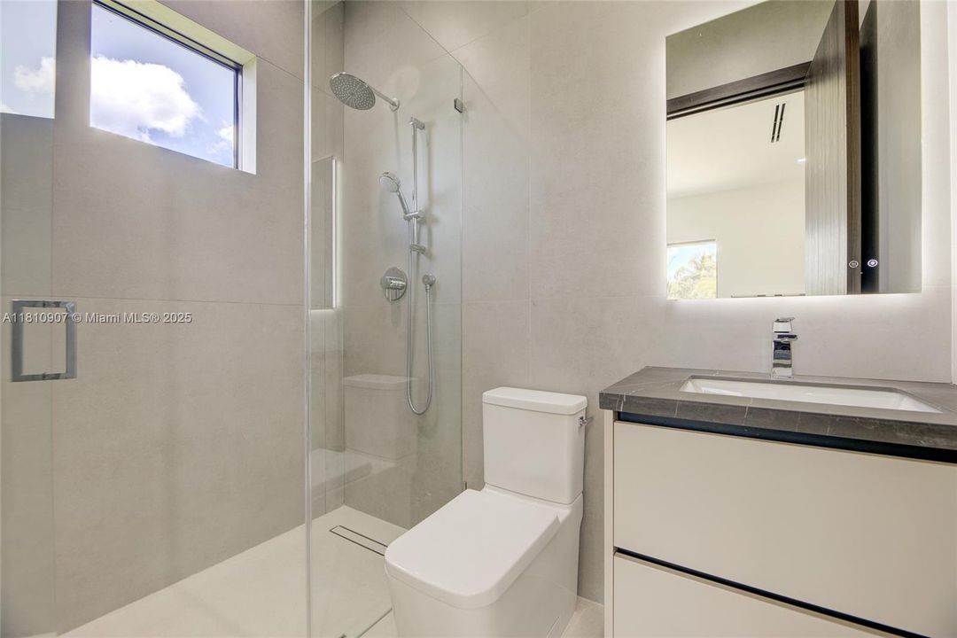 Secondary full bathroom