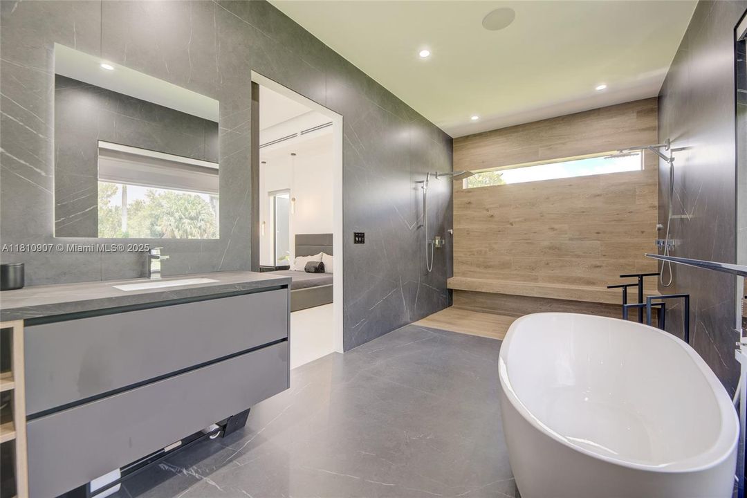 最近售出: $2,995,000 (5 贝兹, 5 浴室, 4269 平方英尺)