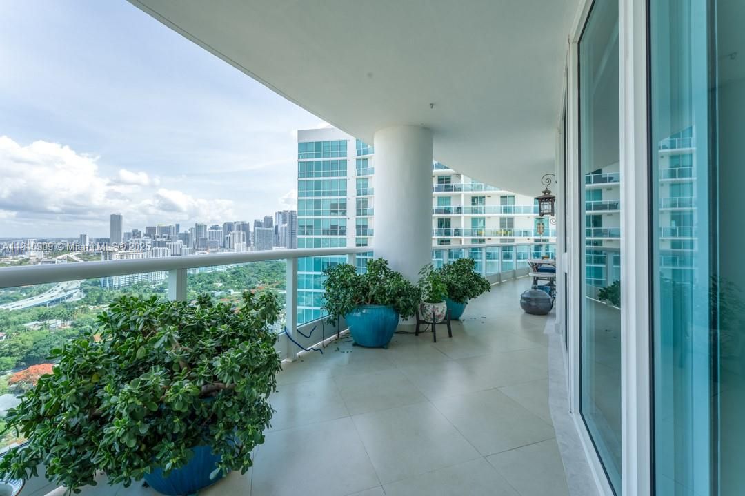 На продажу: $2,125,000 (2 спален, 2 ванн, 2070 Квадратных фут)