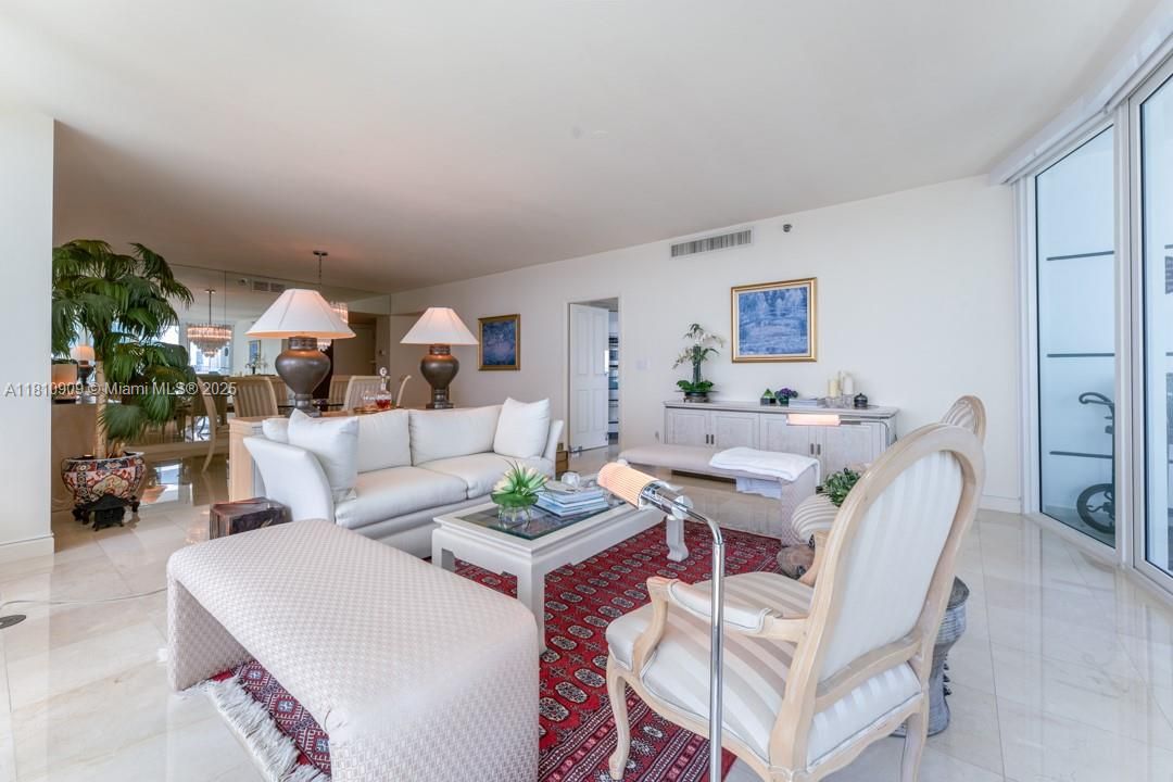 На продажу: $2,125,000 (2 спален, 2 ванн, 2070 Квадратных фут)