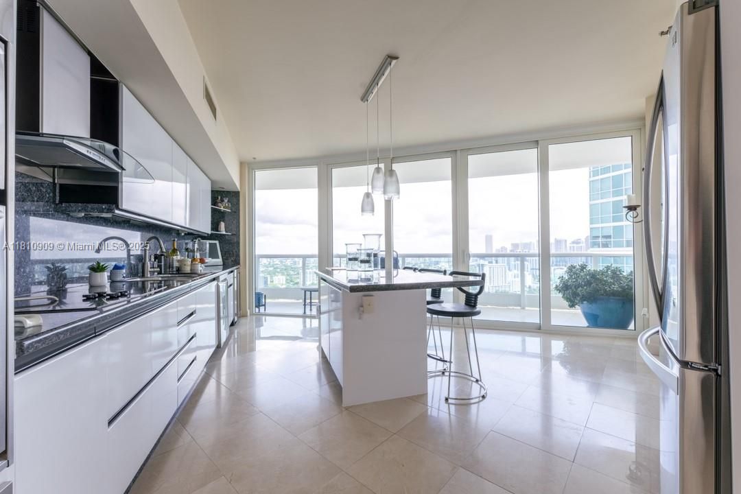 На продажу: $2,125,000 (2 спален, 2 ванн, 2070 Квадратных фут)