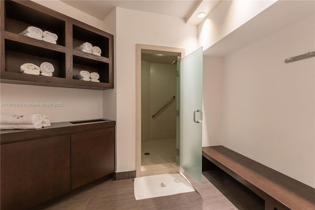 На продажу: $2,125,000 (2 спален, 2 ванн, 2070 Квадратных фут)