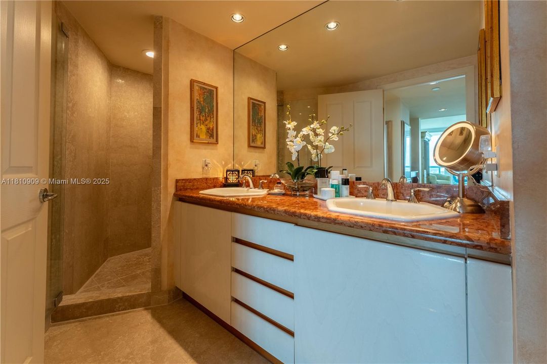 На продажу: $2,125,000 (2 спален, 2 ванн, 2070 Квадратных фут)