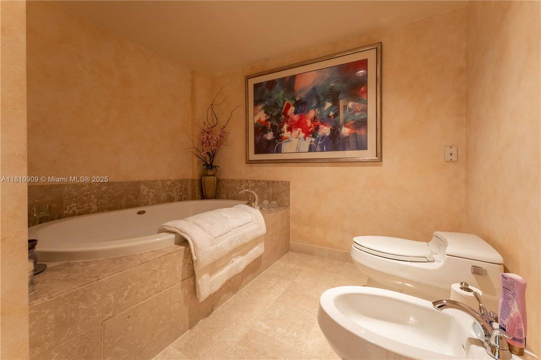 На продажу: $2,125,000 (2 спален, 2 ванн, 2070 Квадратных фут)