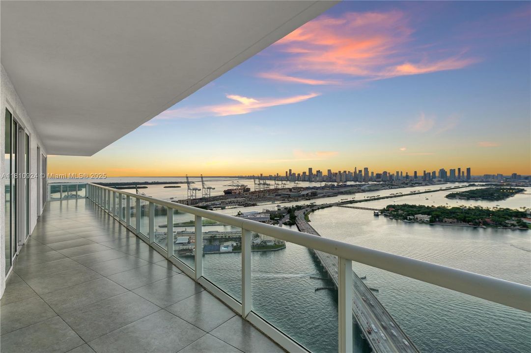 На продажу: $29,999,999 (7 спален, 7 ванн, 9039 Квадратных фут)