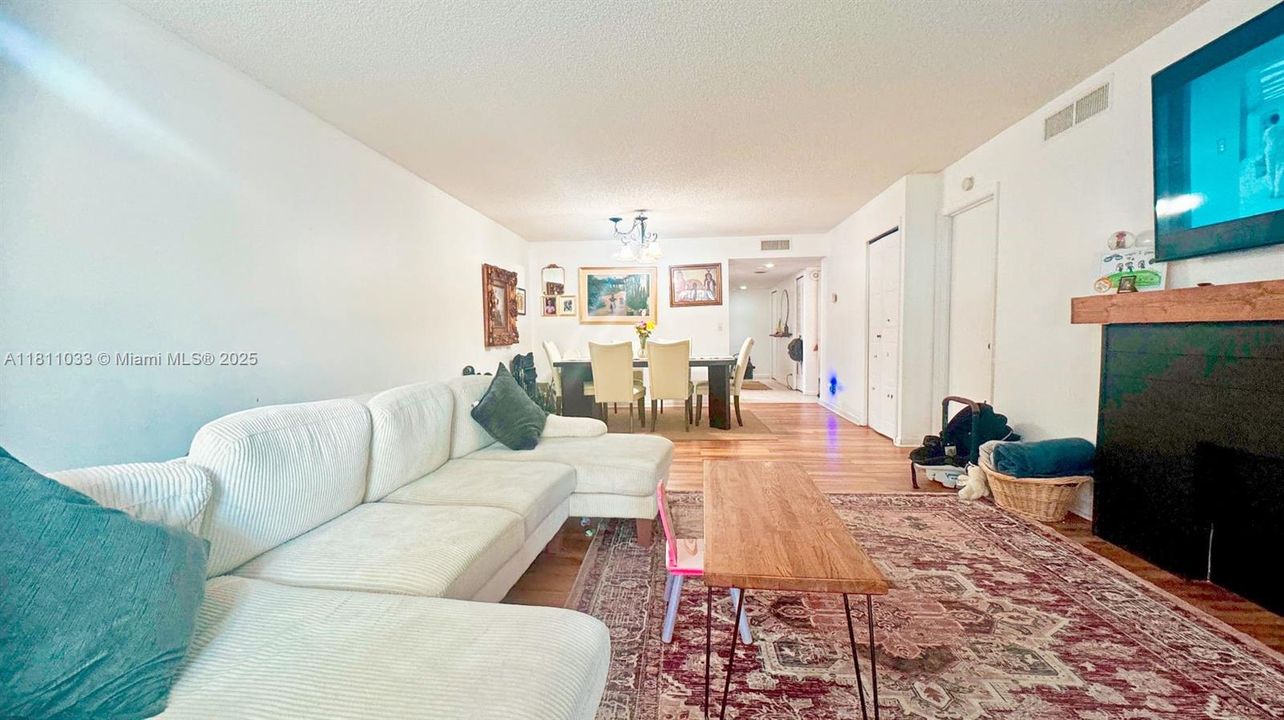 待售: $285,000 (2 贝兹, 2 浴室, 1220 平方英尺)