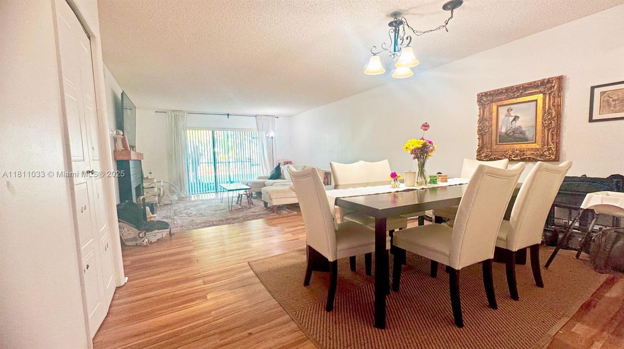 待售: $285,000 (2 贝兹, 2 浴室, 1220 平方英尺)