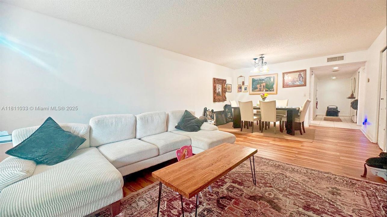 待售: $285,000 (2 贝兹, 2 浴室, 1220 平方英尺)