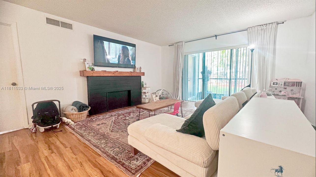 待售: $285,000 (2 贝兹, 2 浴室, 1220 平方英尺)