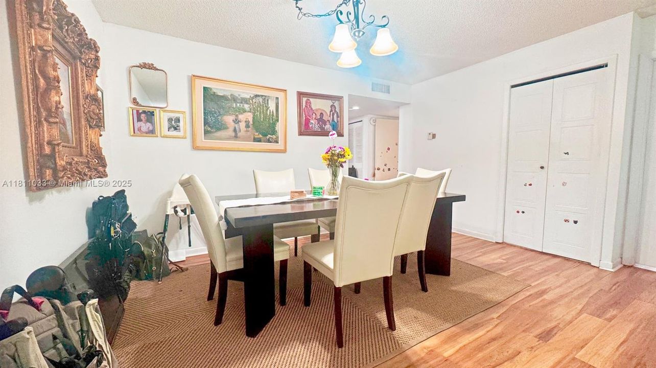 待售: $285,000 (2 贝兹, 2 浴室, 1220 平方英尺)