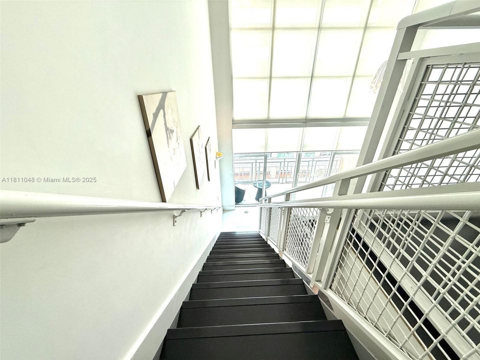 Recently Sold: $342,000 (1 beds, 1 baths, 978 Square Feet)