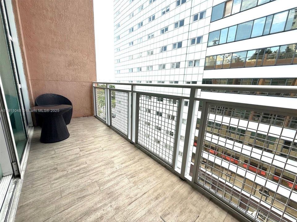 Recently Sold: $342,000 (1 beds, 1 baths, 978 Square Feet)