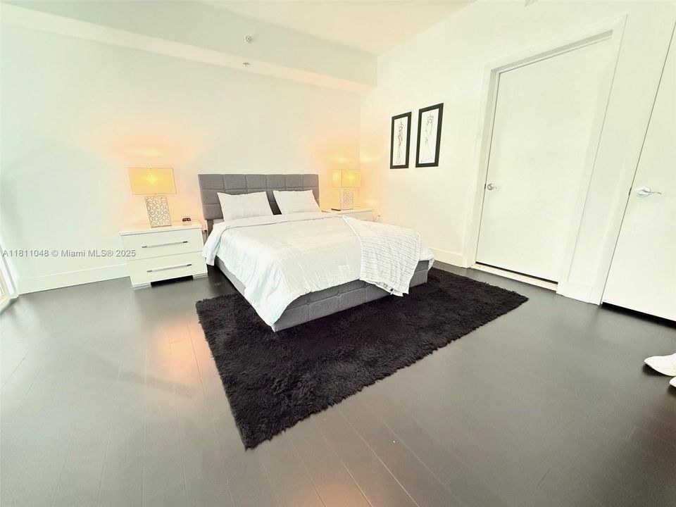 Recently Sold: $342,000 (1 beds, 1 baths, 978 Square Feet)