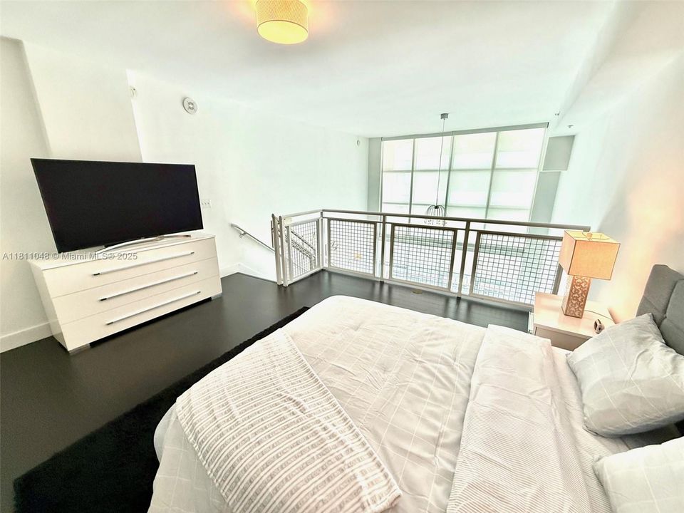 Recently Sold: $342,000 (1 beds, 1 baths, 978 Square Feet)