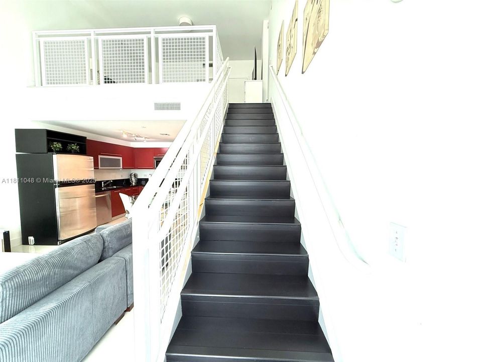 Recently Sold: $342,000 (1 beds, 1 baths, 978 Square Feet)